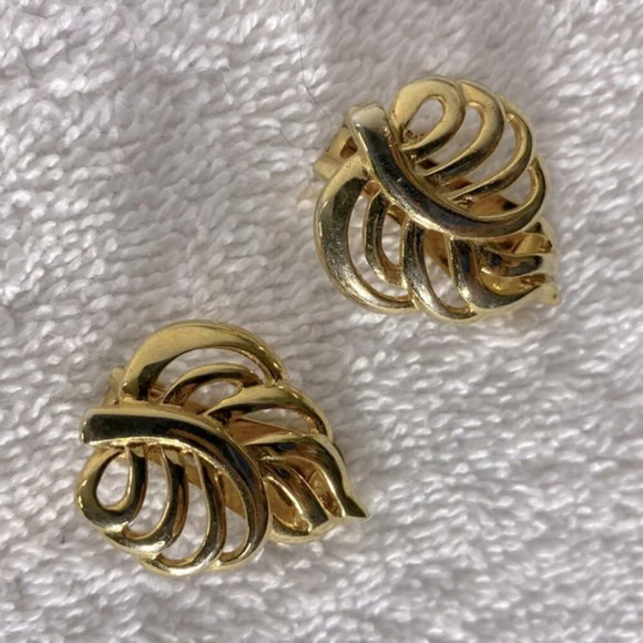 Vintage Gold Tone Leaf Shaped  Clip On Earrings - Picture 3 of 9
